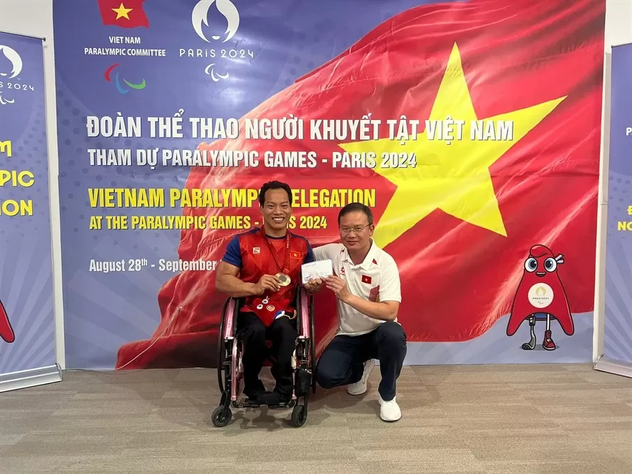 Vận động viên Lê Văn Công nhận thưởng nóng sau khi giành huy chương tại Paralympic 2024