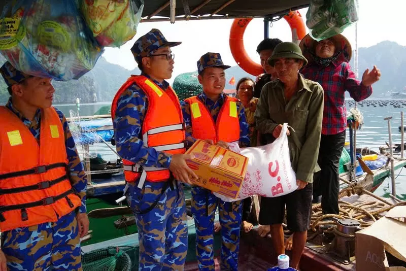 Quảng Ninh: Vùng 1 Hải quân xuyên đêm giúp dân phòng chống bão số 3