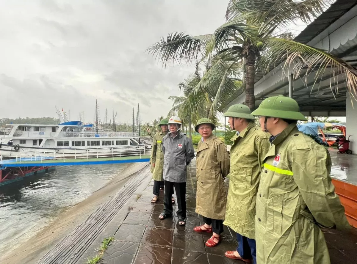 Bộ trưởng Lê Minh Hoan kiểm tra công tác phòng chống bão tại Quảng Ninh