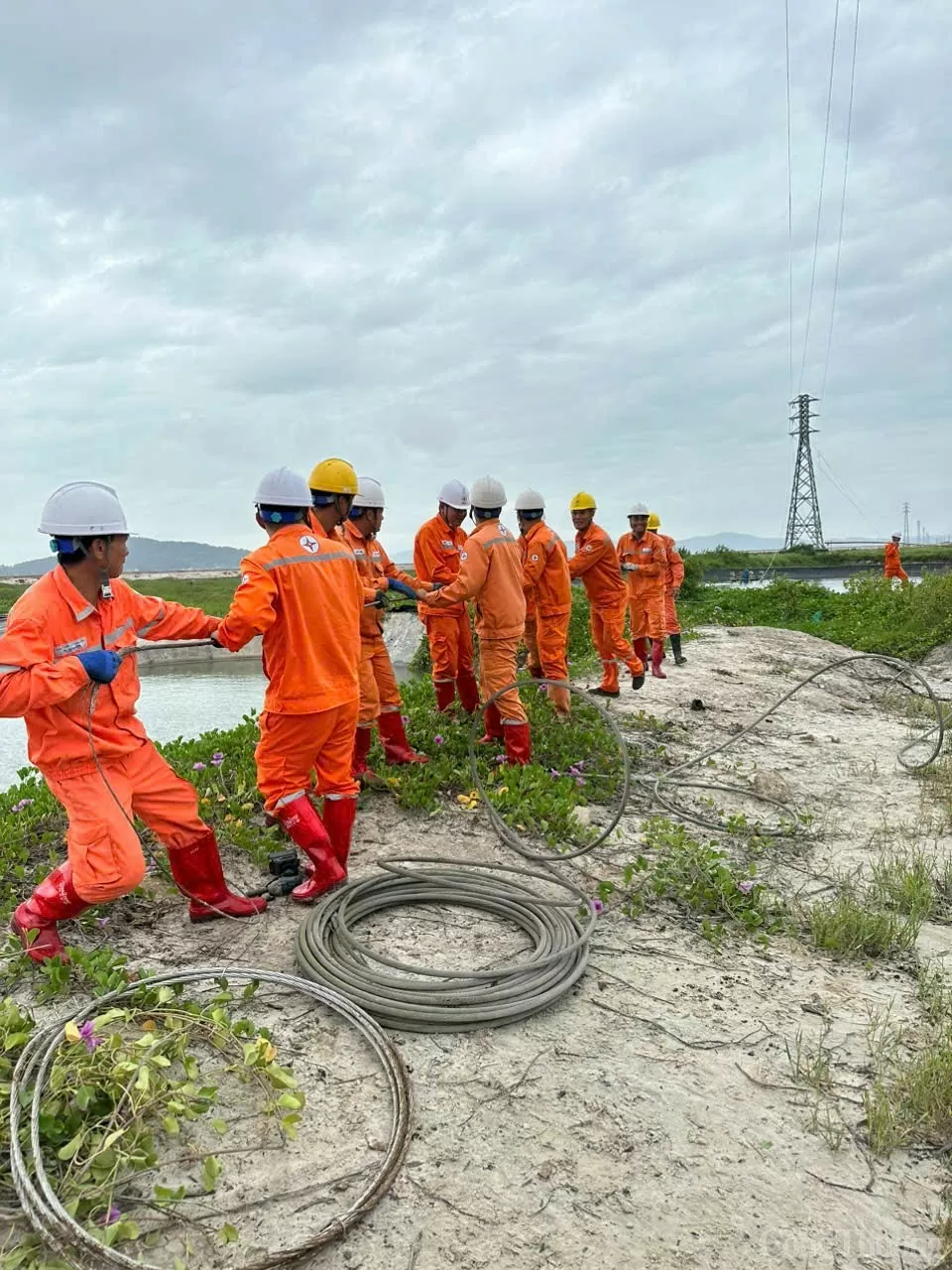 Điện lực 4 tỉnh tăng cường nhân lực giúp Quảng Ninh khắc phục sự cố lưới điện