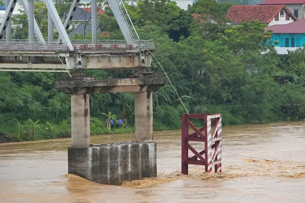 Bộ Giao thông Vận tải chỉ đạo khẩn khắc phục hậu quả sập cầu Phong Châu