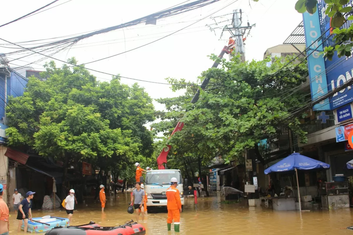 Điện lực nhiều địa phương vượt khó, khắc phục sự cố, thiệt hại sau bão lũ