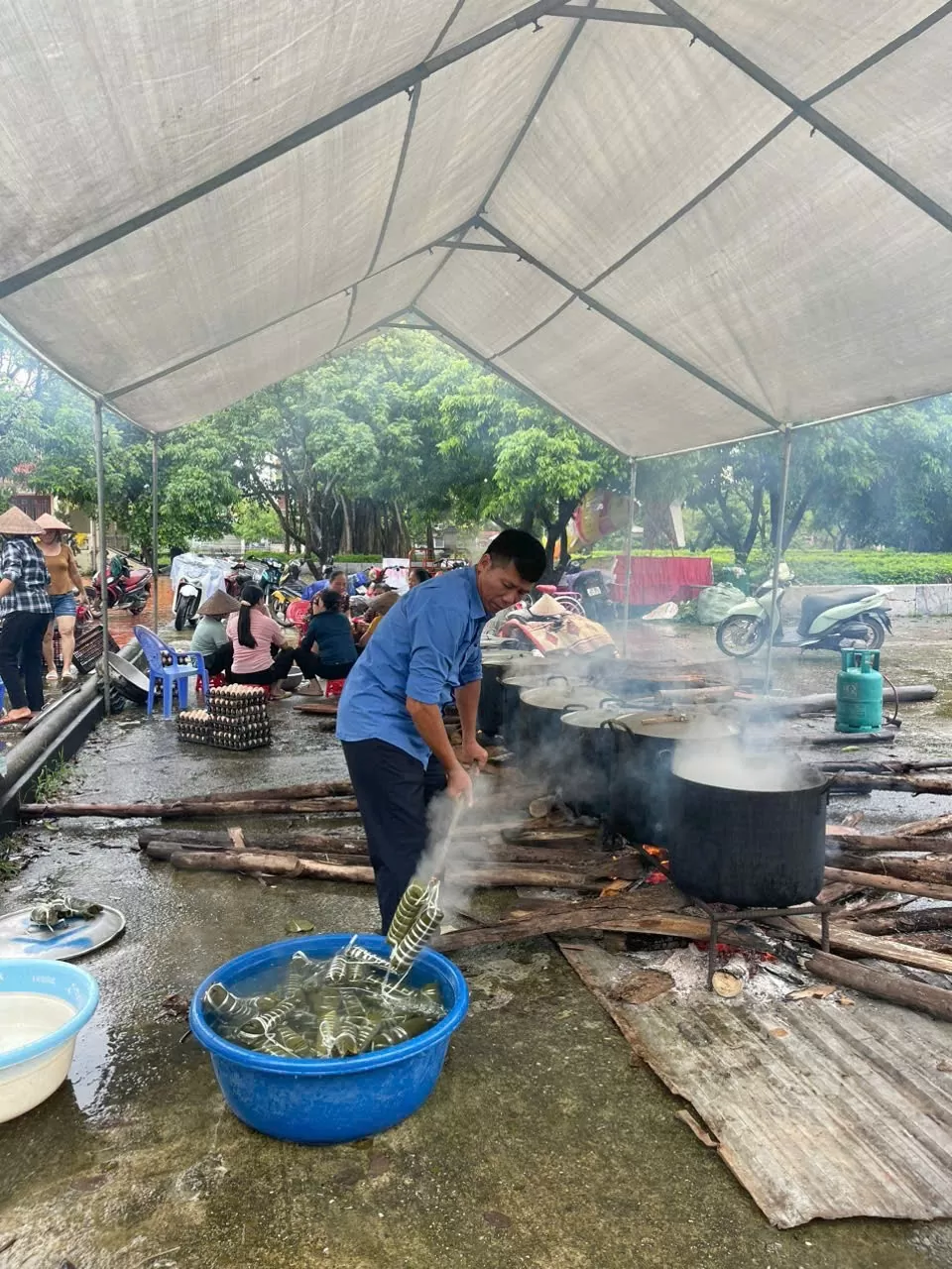 Vĩnh Tường (Vĩnh Phúc): Người dân chủ động chống lũ và gói bánh chưng chia sẻ với người dân vùng lũ