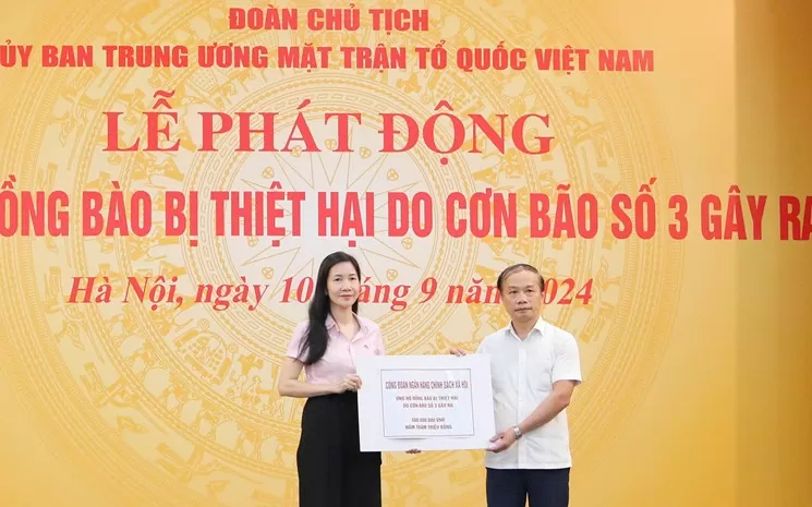 Bão chưa qua, tấm lòng cán bộ Sen hồng đã tới