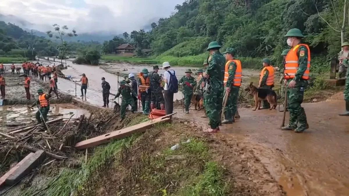 Từ bước chân Tổng Bí thư, giọt nước mắt của Thủ tướng nơi vùng lũ đến sức mạnh đoàn kết trong nguy nan