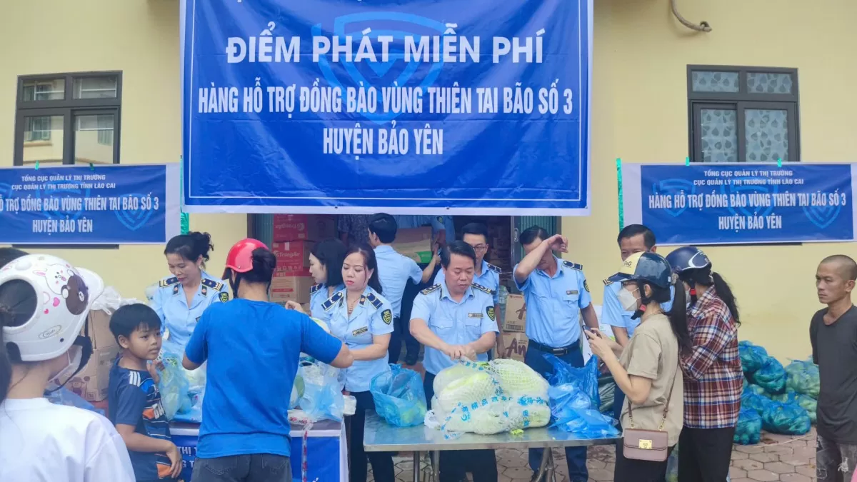 Quản lý thị trường Lào Cai gửi hàng tấn rau củ, thuốc đến với Bảo Yên và rốn lũ Làng Nủ