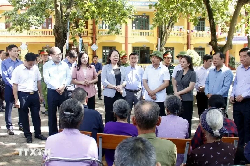 Phó Chủ tịch nước Võ Thị Ánh Xuân thăm người dân bị ảnh hưởng bởi bão lụt ở Bắc Giang