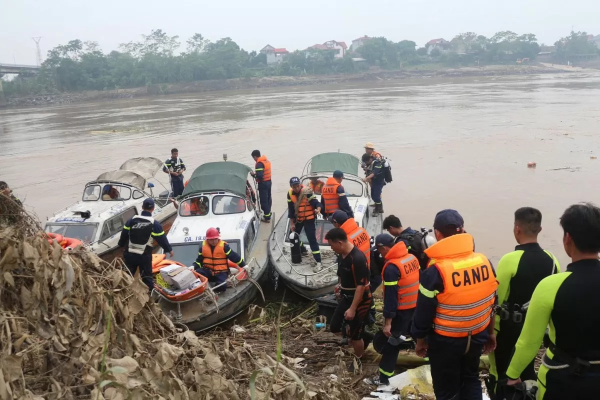 Sập cầu Phong Châu: Đã tìm thấy thi thể 2 vợ chồng nạn nhân đi xe máy