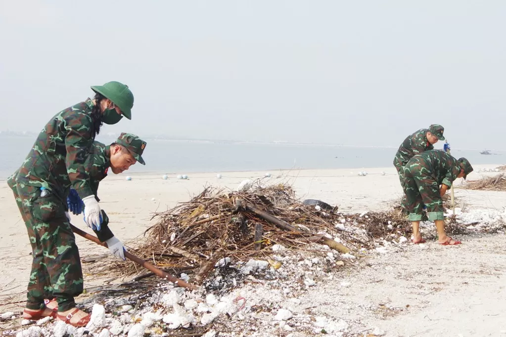 Quảng Ninh huy động hàng trăm cán bộ, chiến sĩ quyết tâm làm sạch vịnh Hạ Long trong 3 ngày