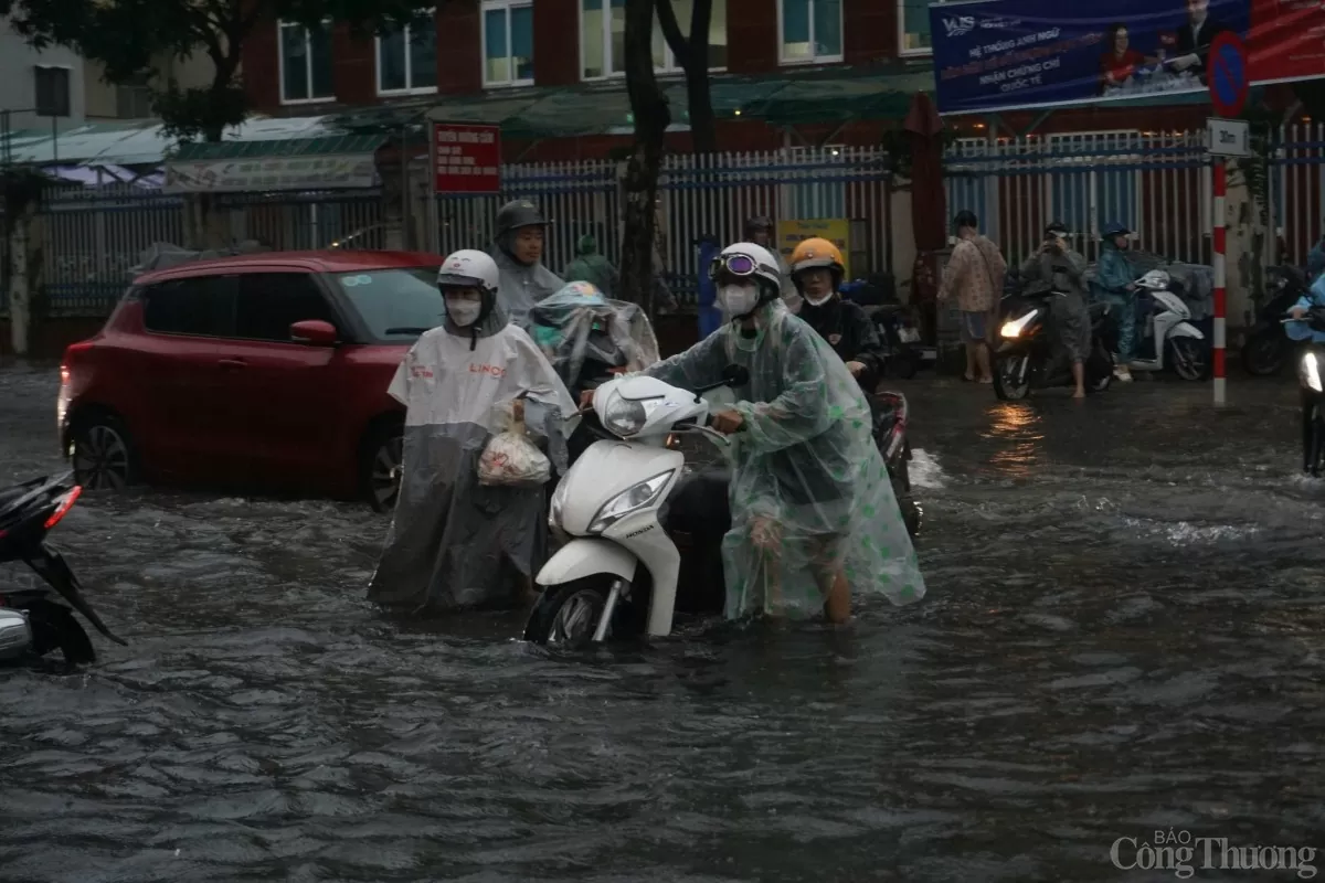 Mưa lớn, Đà Nẵng ngập, người dân bì bõm dắt bộ xe