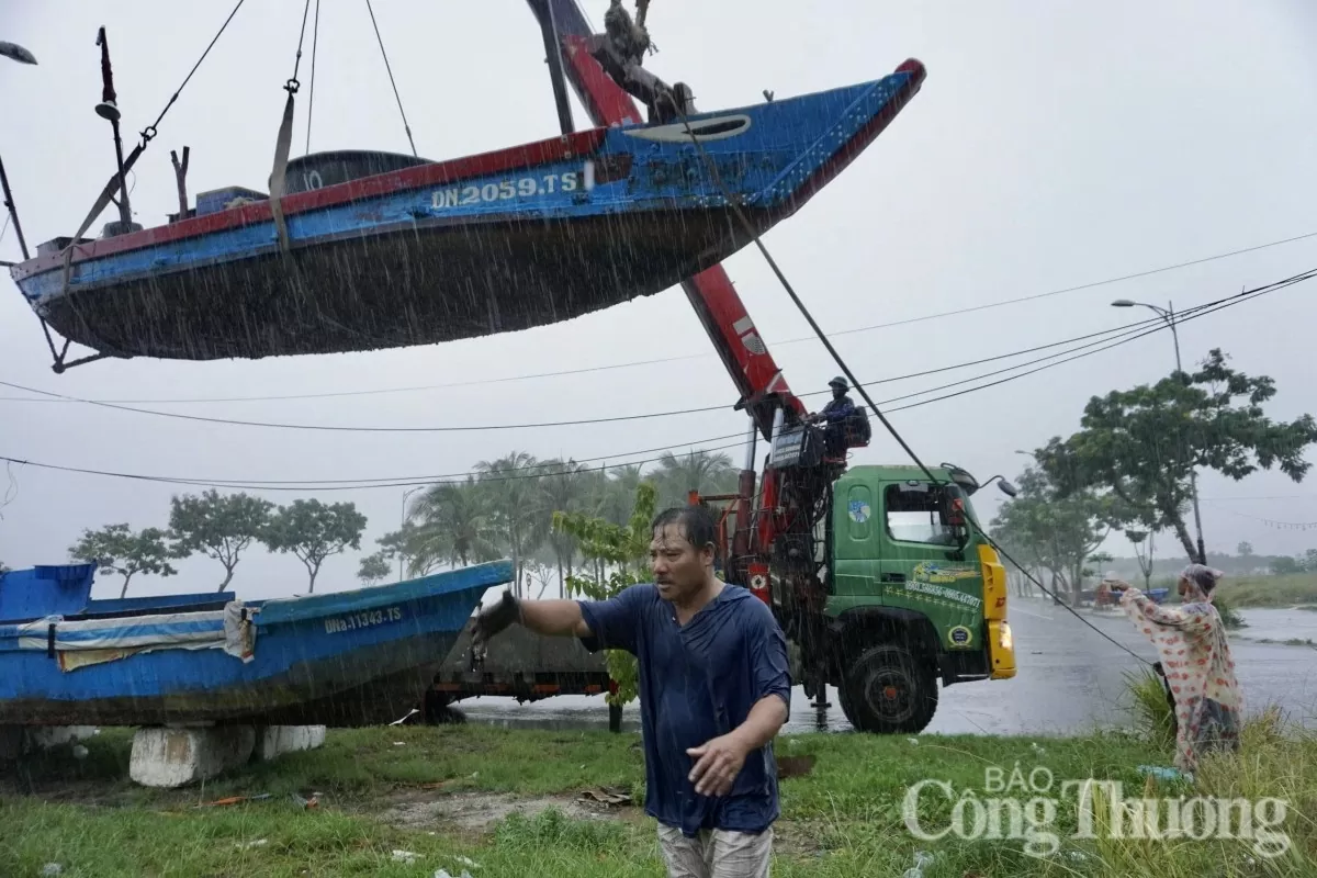 Đà Nẵng: Ngư dân dầm mưa kéo tàu, thuyền lên bờ tránh bão số 4