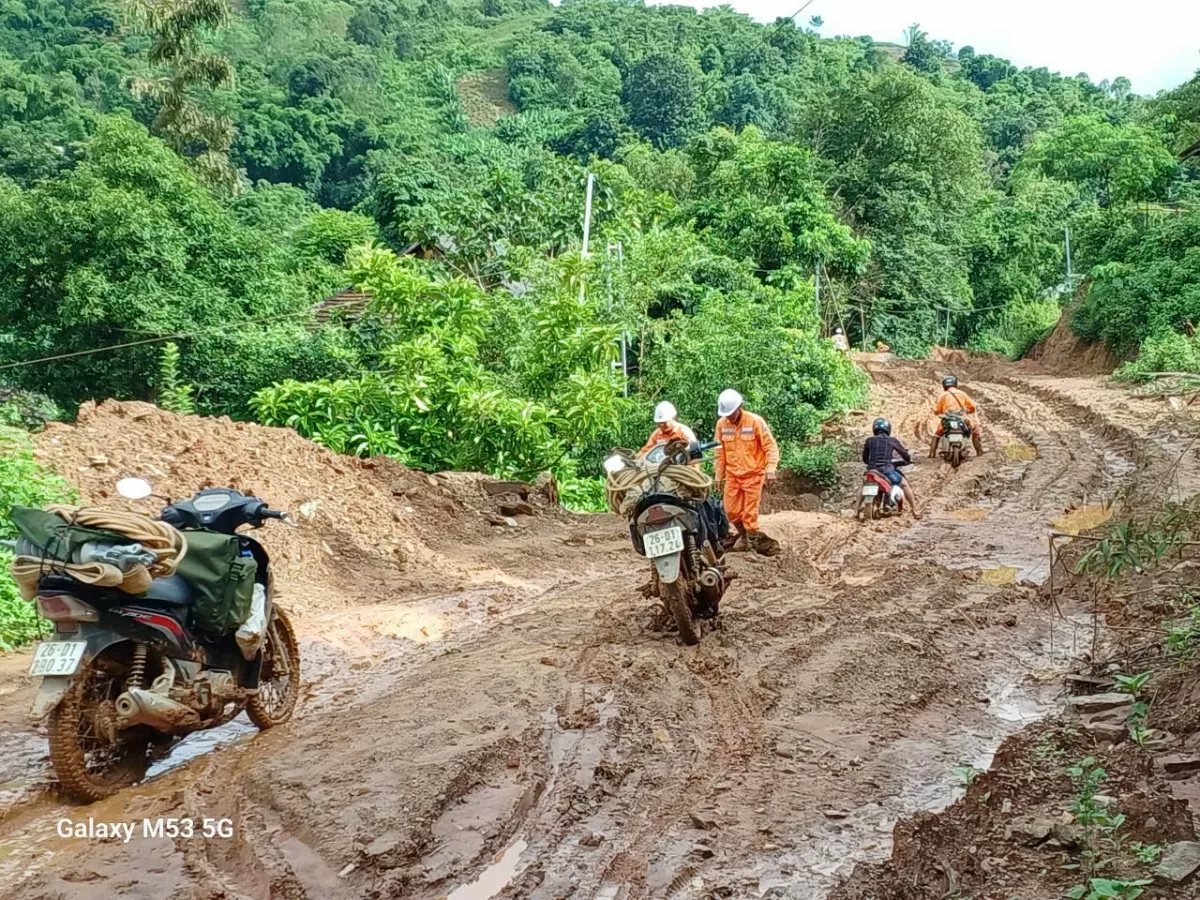 Điện lực khu vực Sông Mã - Sốp Cộp: Xuyên đêm cấp điện trở lại cho 715 khách hàng