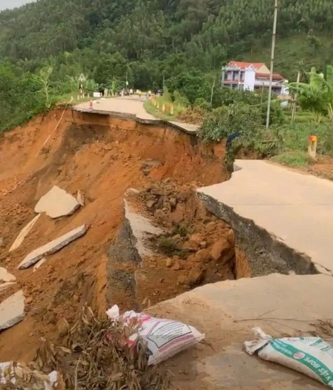 Phú Thọ: Đê sạt lở nghiêm trọng do nước lũ rút sâu