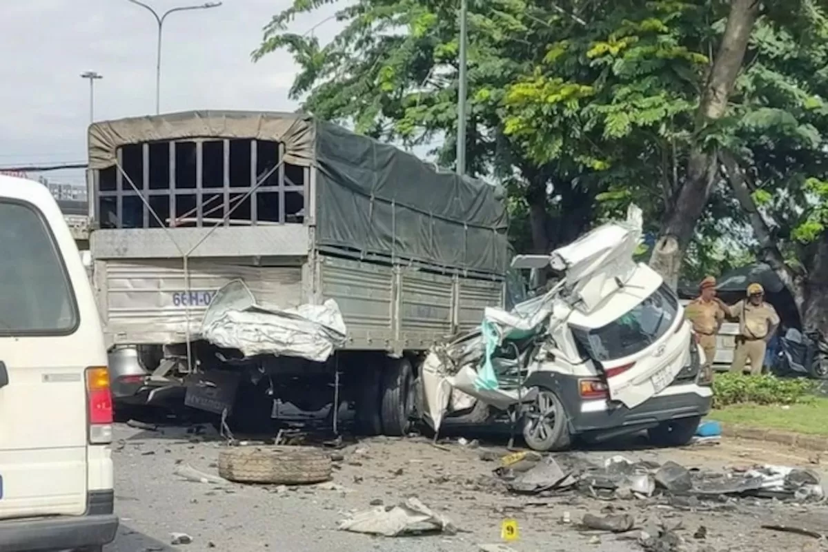 TP. Hồ Chí Minh: Tai nạn liên hoàn giữa 4 ô tô làm 2 người tử vong