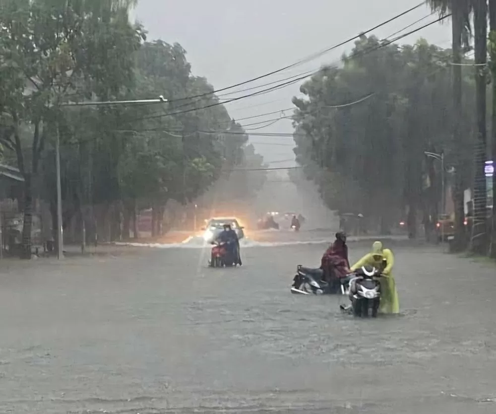 Mưa lớn, nhiều tuyến đường ở Nghệ An ngập sâu, chìm trong biển nước