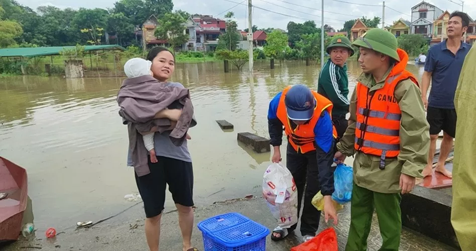 Thanh Hóa: Mực nước nhiều sông dâng cao, sạt lở đất, hàng trăm hộ dân phải di dời khẩn cấp