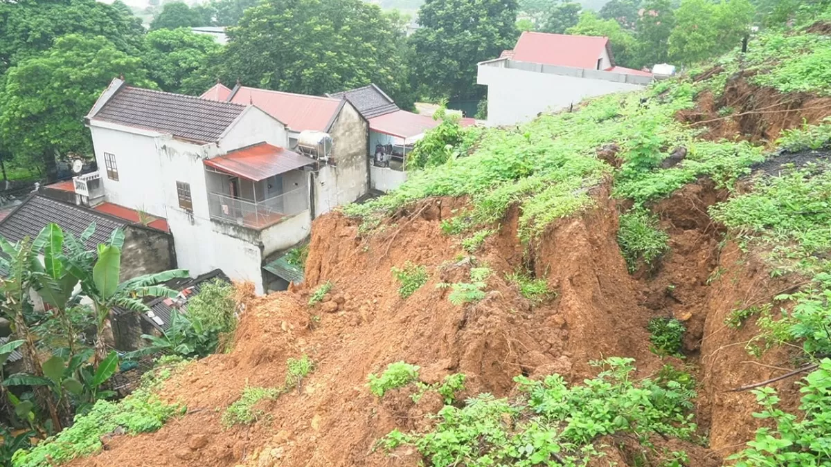 Thanh Hóa: Đồi nứt toác, đe dọa vùi lấp nhiều nhà dân