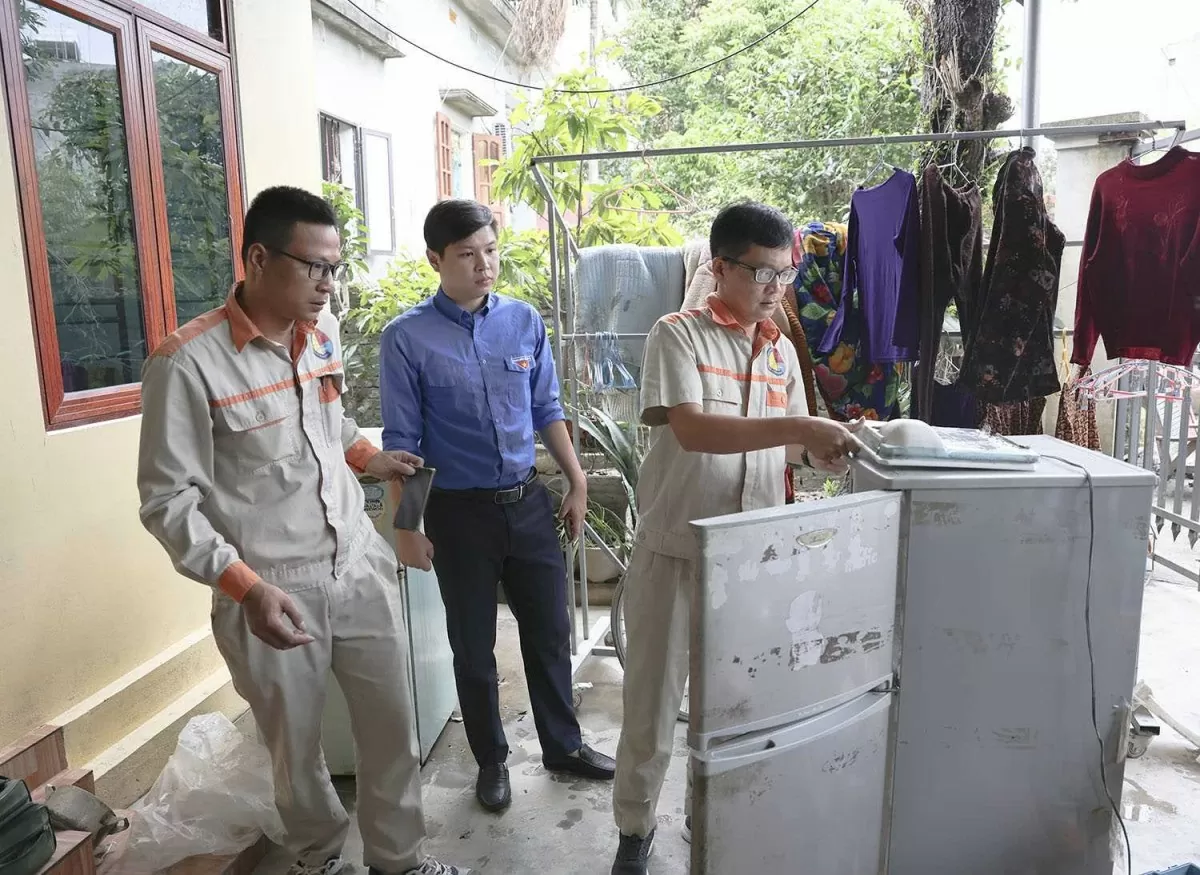 Các trường thuộc Bộ Công Thương sửa chữa thiết bị, máy móc giúp người dân vùng lũ lụt