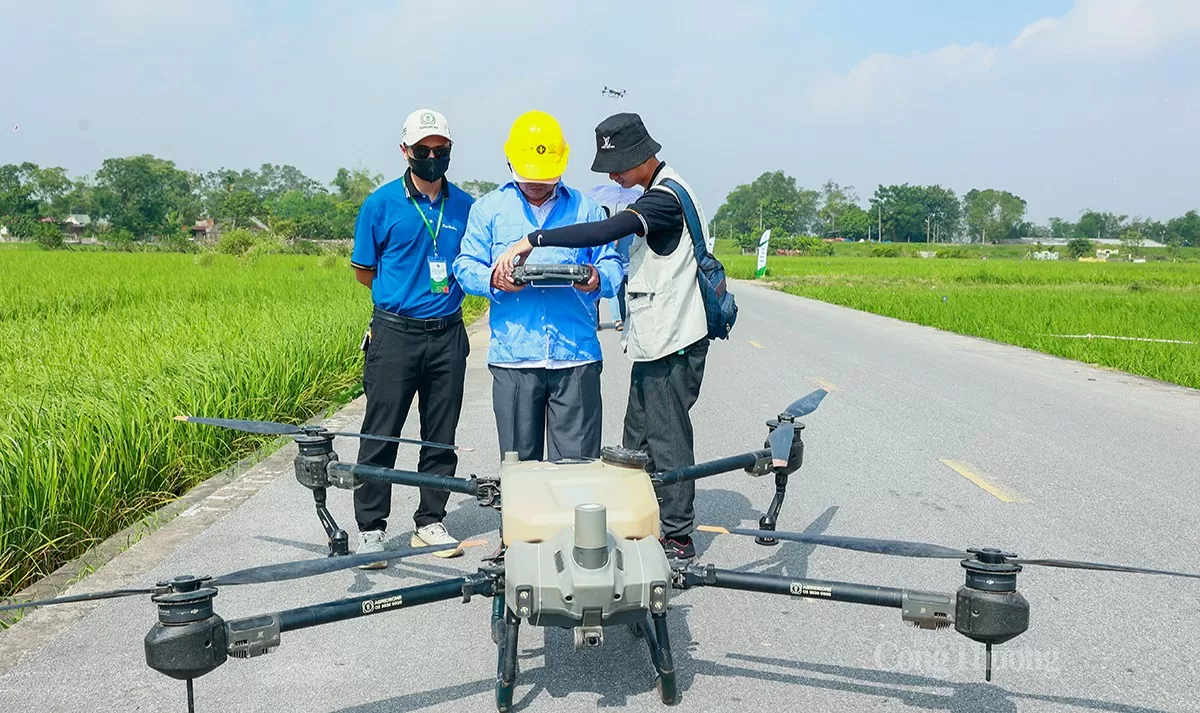 Thúc đẩy ứng dụng drone phun thuốc bảo vệ thực vật