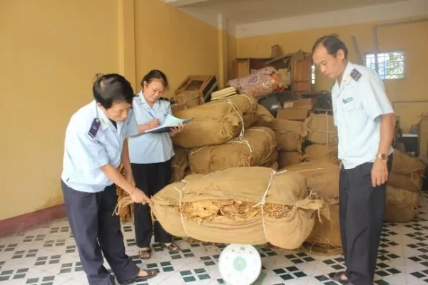 Quyết liệt ngăn chặn tình trạng buôn lậu nguyên liệu thuốc lá qua biên giới