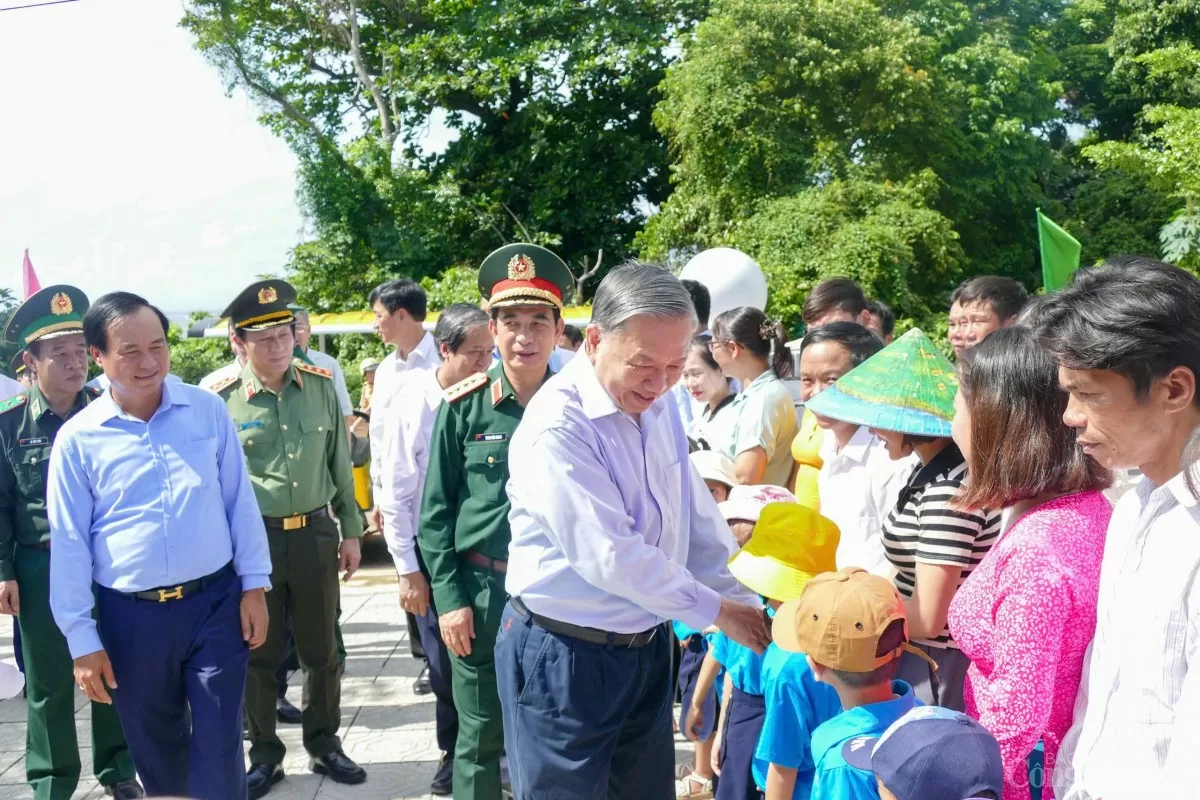 Tổng Bí thư, Chủ tịch nước Tô Lâm thăm, làm việc tại huyện đảo Cồn Cỏ