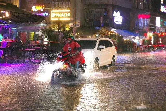 TP. Hồ Chí Minh: Dự báo chiều tối nay mưa rất to, triều cường dâng cao