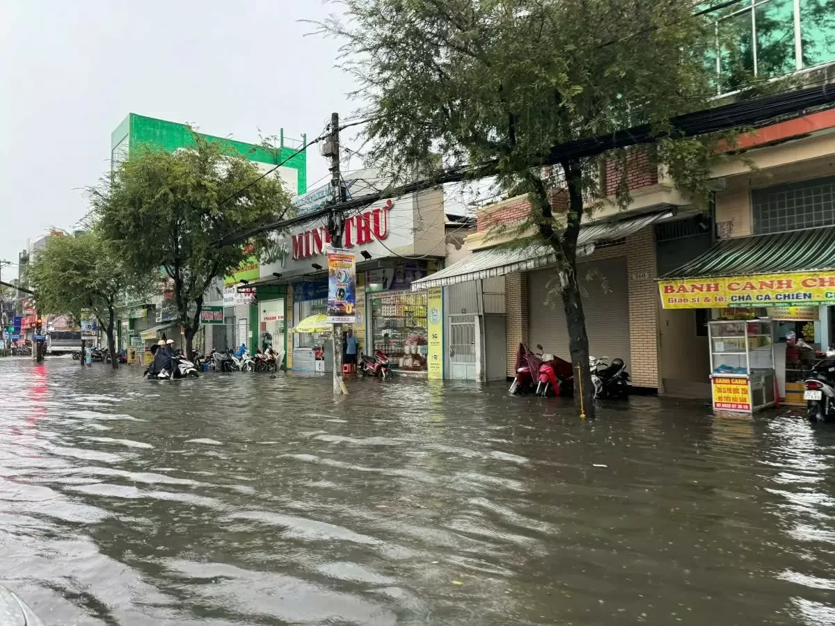 Cần Thơ: Triều cường vượt báo động III, nhiều tuyến đường ngập nặng