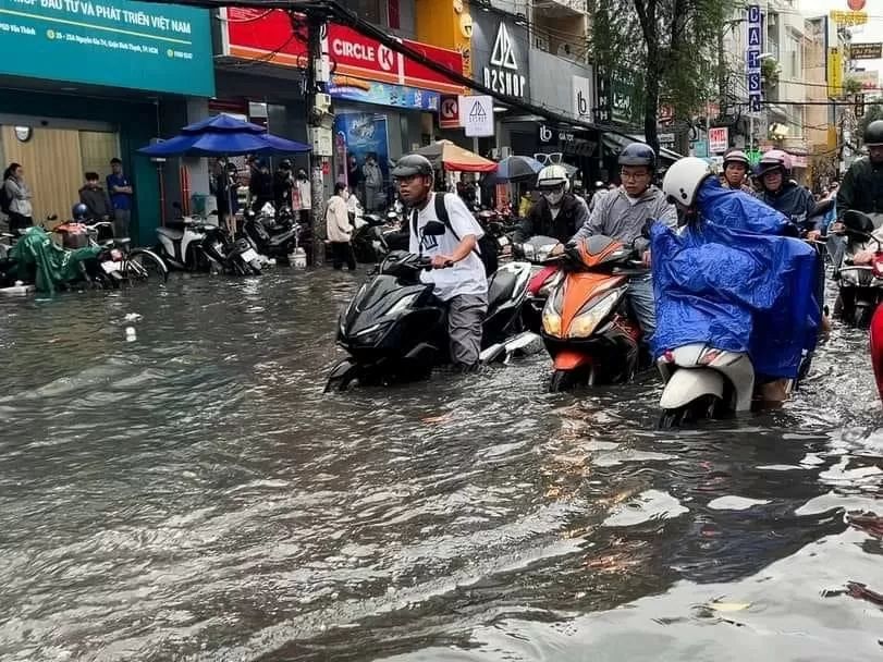 Triều cường và mưa lớn gây ngập nhiều tuyến đường tại TP. Hồ Chí Minh