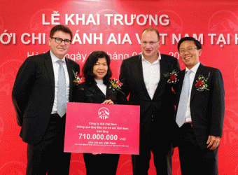Ban lãnh đạo AIA trao tượng trưng 710 triệu đồng cho đại diện Quỹ Bảo vệ trẻ em Việt Nam. 