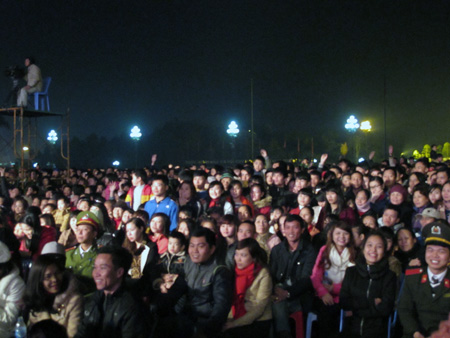 Hàng ngàn người đổ ra Quảng trường Hồ Chí Minh để theo dõi chương trình và đón chào năm 2014.