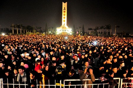 Hàng vạn người dân Đà Nẵng tập trung tại Quảng trường 29/3 để chào đón năm mới