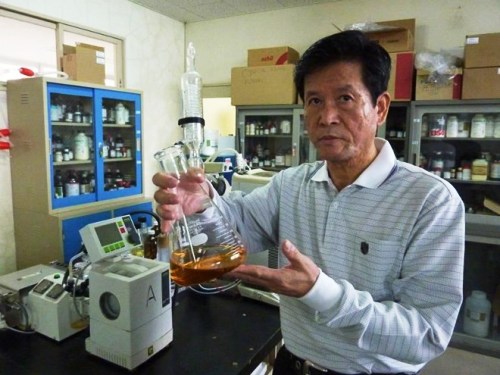 Giáo sư Shinkichi Tawada đang chiết xuất tinh dầu "getto" tại phòng thí nghiệm (Nguồn: AFP)