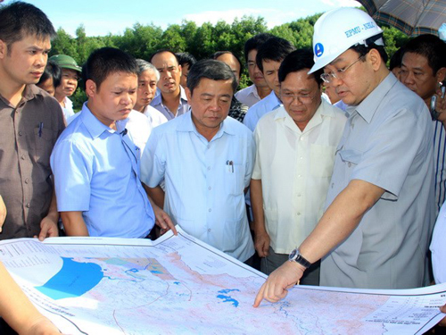 Phó Thủ tướng Hoàng Trung Hải cùng ông Võ Kim Cự - Chủ tịch UBND tỉnh Hà Tĩnh kiểm tra tiến độ thi công tại Dự án cấp nước cho KKT Vũng Áng.