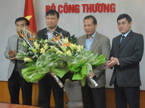 Thứ trưởng Bộ Công Thương Lê Dương Quang tặng hoa chúc mừng hai Thứ trưởng Đỗ Thắng Hải và Cao Quốc Hưng