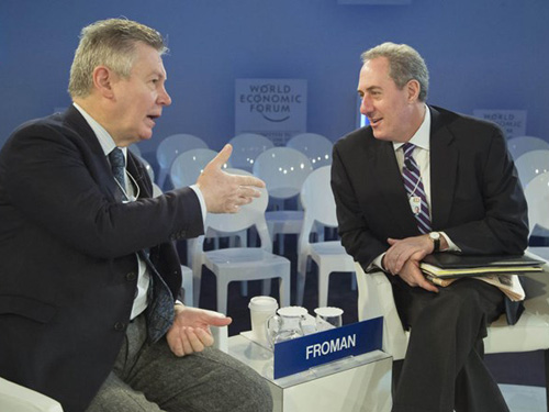 Cao ủy thương mại châu Âu Karel De Gucht (trái) trao đổi với đại diện thương mại Mỹ Michael Froman tại Davos