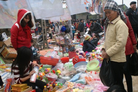 Những đứa trẻ được bố mẹ cho đi chợ và mua quà