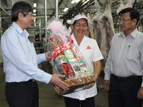 Ông Trần Thanh Hải (trái), Phó Chủ tịch Thường trực Tổng LĐLĐ Việt Nam, trao quà cho công nhân Vissan