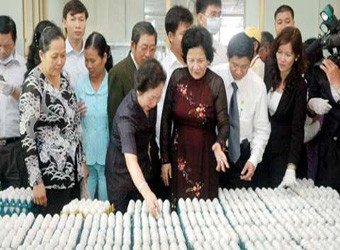 Phó Chủ tịch nước Nguyễn Thị Doan đến thăm nhà máy xử lý trứng gia cầm công ty TNHH Ba Huân tháng 11/2009