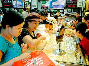 Nhiều người dân vẫn có thói quen mua vàng tại các tiệm vàng. 