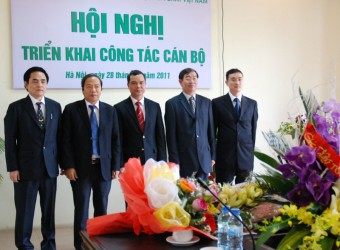 Thứ trưởng Nguyễn Nam Hải chụp ảnh lưu niêm cùng các đồng chsi mới được bổ nhiệm