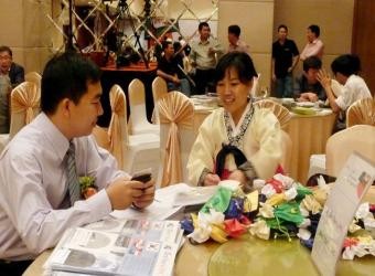 Doanh nghiệp du lịch Hàn Quốc giới thiệu sản phẩm du lịch với đối tác Việt Nam.