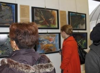 Người xem tranh tại triển lãm. 