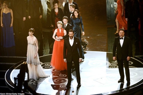 Các ngôi sao Jennifer Hudson, Catherine Zeta-Jones, Russell Crowe cùng Anne Hathaway và Hugh Jackman và màn trình diễn nhạc kịch ấn tượng.