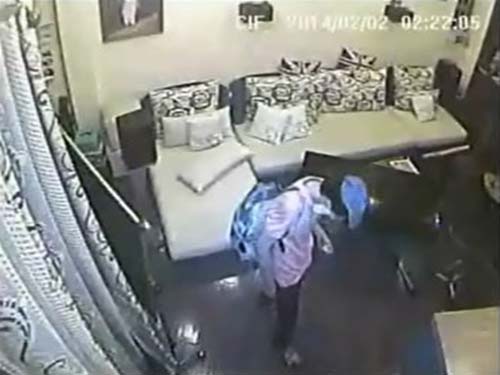Camera trong nhà ghi lại diễn biến vụ trộm