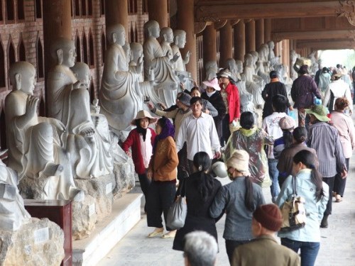 Du khách tham quan nơi đặt các pho tượng La Hán tại Chùa Bái Đính