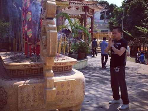 Cao Thái Sơn thường xuyên lên chùa để cầu sự bình an.