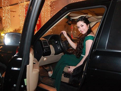 Bảo Phương đã tự lái chiếc xe Range Rover  đến tham dự show diễn của nam ca sĩ.