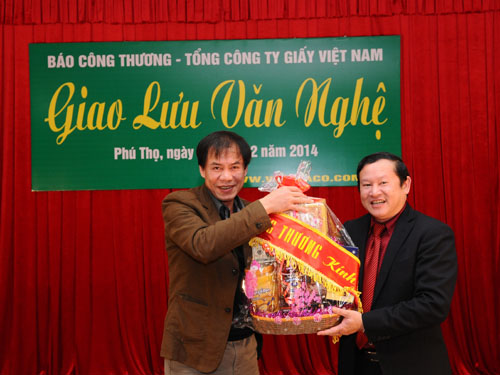 Tổng biên tập Báo Công Thương Nguyễn Hữu Quý (phải) tặng quà Tổng công ty Giấy Việt Nam.