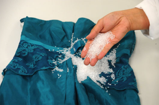Chế tạo máy giặt dùng hạt polymer làm sạch quần áo