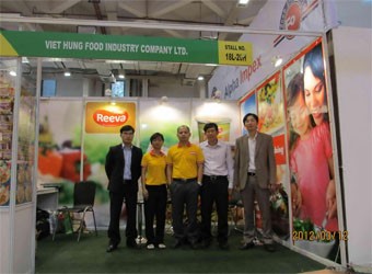 Tham tán Thương mại VN tại Ấn Độ Nguyễn Sơn Hà (thứ hai bên phải) tại gian hàng của Công ty TNHH Công nghiệp Thực phẩm Việt Hưng 